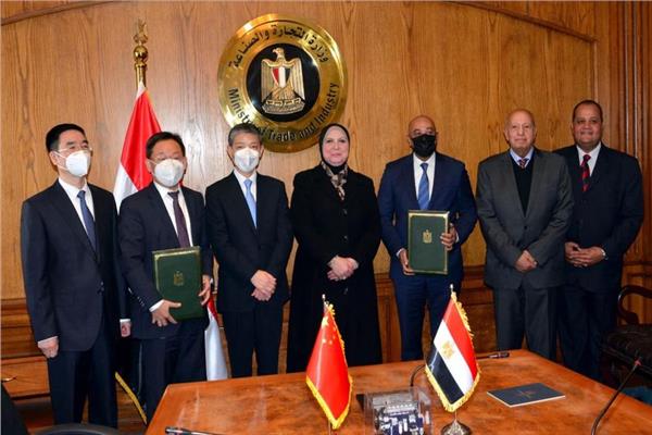 اتفاق مصري صيني للتعاون في مجالات تصنيع الحافلات وتوزيع المولدات والمحركات