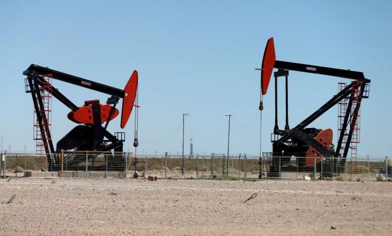 النفط يقفز مع تراجع كورونا واقتراب حظر الواردات
