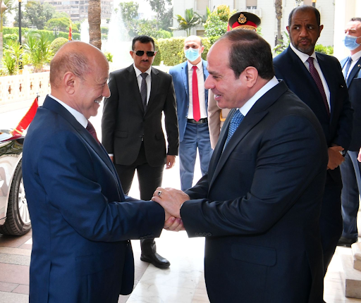 السيسي يؤكد لرئيس مجلس القيادة الرئاسي اليمني استمرار الدعم المصري لجهود التغلب على الأزمات في اليمن